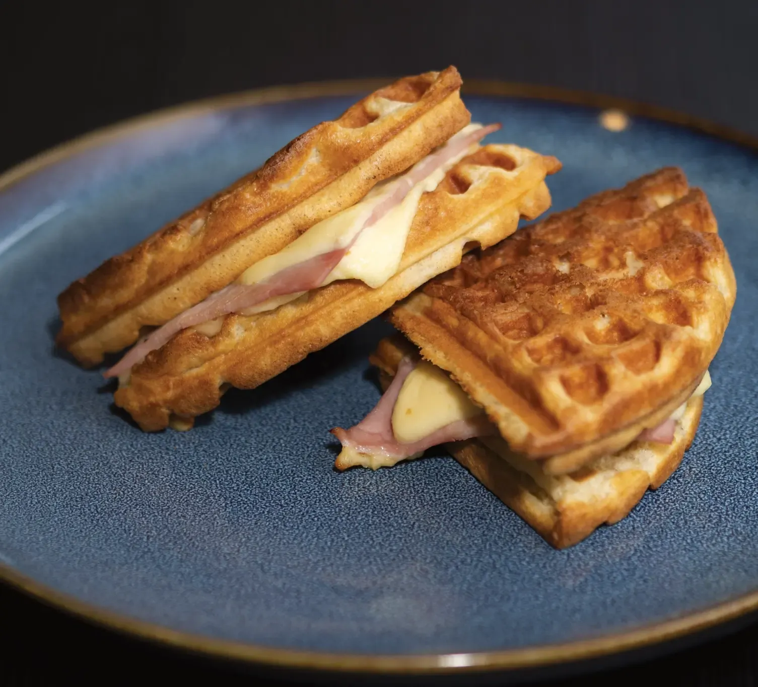 Waffle Aliado jamón queso
